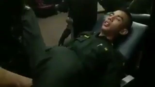 兵哥哥被撕開褲子艹